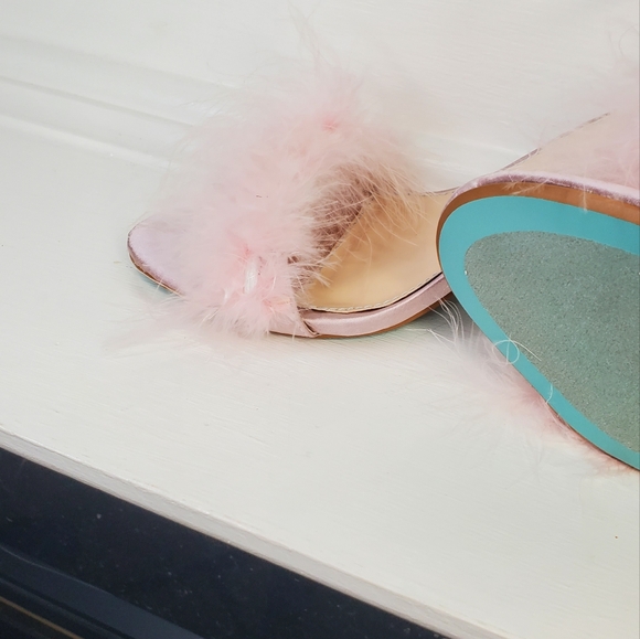 BETSEY JOHNSON Elegant Pink Feathered Women's Heels - Picture 5 of 10